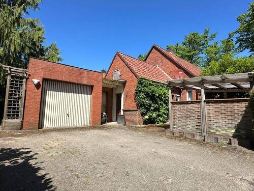 Garage und Stellplatz - 5 Zimmer Einfamilienhaus in Weener