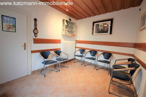  Wartezimmer (Praxis) - Mehrfamilienhaus, Wohnhaus mit 227,40 m² in Nettersheim zum Kaufen