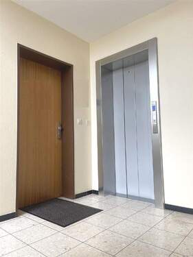 Aufzug und Eingang Büro/Praxis - 