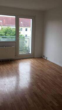 Wohnzimmer mit Balkon - 3 Zimmer Etagenwohnung zur Miete in Burg