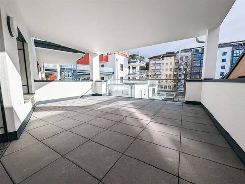 Große Terrasse mit kompletter Überdachung - 
