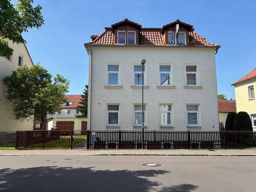 Straßenansicht - Leerstehendes Ein- bzw. Mehrfamilienhaus mit Garage in Böhlen - sofort verfügbar