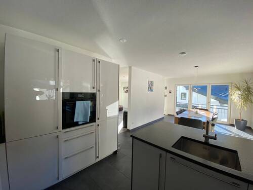 Modernes Wohnzimmer & Küche - 