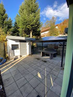 Moderne Terrasse im Grünen - 