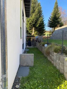 Seitengarten mit Rasen - Einfamilienhaus mit 170,00 m&sup2; in Rheinfelden (Baden) zur Miete