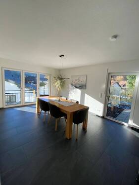 Helles Esszimmer mit Ausblick - 