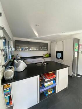 Moderne Küche mit Insel - 