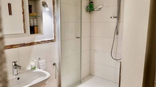 neues Bad mit Dusche UG - 