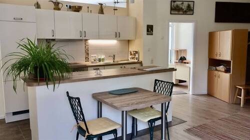 offene Küche mit Blick auf Garderobe - 