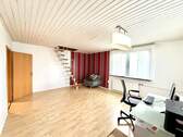 Arbeitszimmer mit Treppe zum DG - 