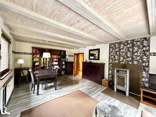 Wohnzimmer mit Kamin und Terrassenzugang - Einfamilienhaus mit 105,50 m&sup2; in Berlin zum Kaufen