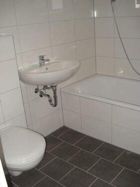 Musterbad aus dem Haus - Etagenwohnung mit 54,00 m&sup2; in Wilhelmshaven zur Miete