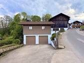Garagengebäude mit Zufahrt - 
