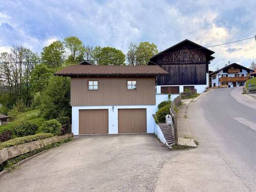 Garagengebäude mit Zufahrt - 