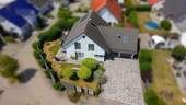 Gesamtansicht - Modernes Familienhaus - durchdachte Architektur und hoher Wohnkomfort vereint