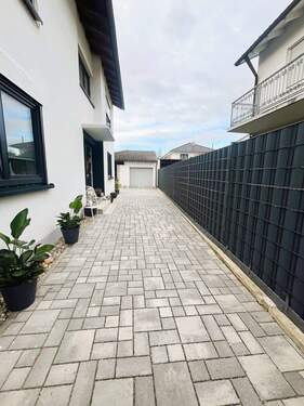 Aussen Hof Garage.jpg - Einfamilienhaus mit 169,00 m² in Weil am Rhein zum Kaufen