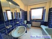 Badezimmer mit Wanne im Erdgeschoss - 
