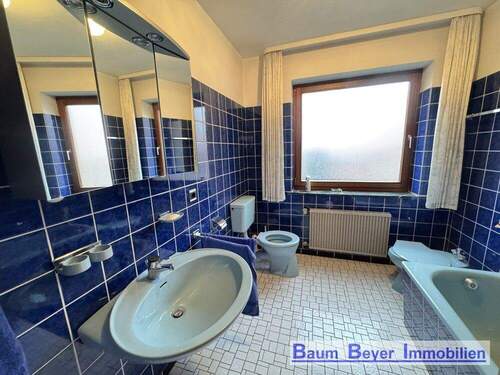 Badezimmer mit Wanne im Erdgeschoss - 