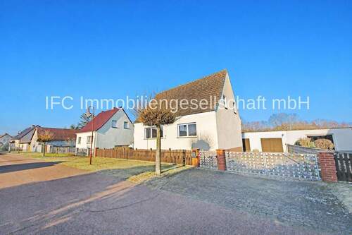 Hausansicht / Straßenseite - großes Einfamilienhaus in Coswig (Anhalt) OT Thießen - in ruhiger Randlage