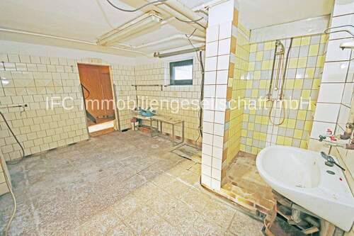 Kellerbereich mit Dusche - 