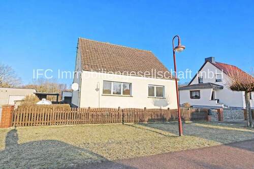 Hausansicht / Straßenseite - 5 Zimmer Einfamilienhaus zum Kaufen in Coswig (Anhalt)