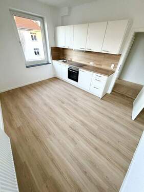 Bild 1 - Erstbezug nach Renovierung! 2 Zimmer + Wohnküche + Bad mit Einbauküche