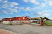 Einfahrt zur Halle und Garagen - 