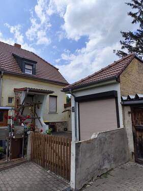 Hauseingang mit Nebengelass - 4 Zimmer Reihenendhaus in Naumburg (Saale)