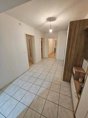 Großer Eingandbereich mit vile Platz. - 