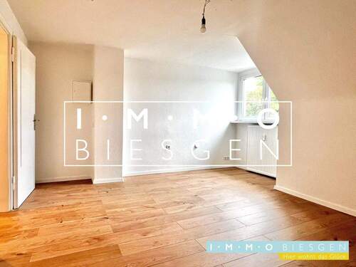 Zimmer 1/3 - Hier wohnt das Glück! Renovierte 3 Zimmerwohnung mit Wohnküche und 2 Bädern. Max 3 Pers, keine Tiere