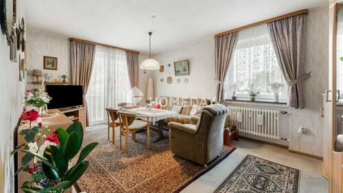 Wohnzimmer 1 - Attraktive 3-Zimmer-Wohnung mit Süd-Loggia in ruhiger Lage von Neuburg a. d. Donau