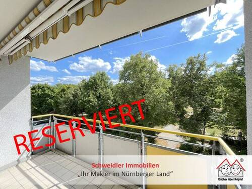 Balkon - Blick ins Grüne: 4-Zimmer-ETW mit Balkon, 2 Bädern und TG-Stellplatz in Nürnberg (3. OG mit Lift)