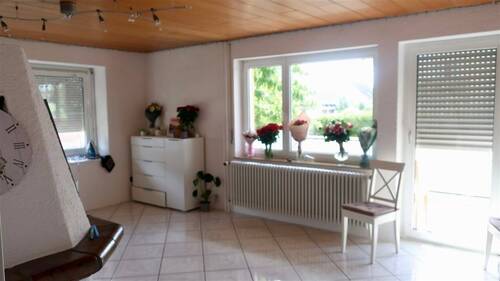 Wohnzimmer EG mit Ausgang zum Balkon - 