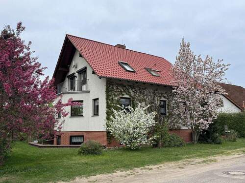 Hausansicht - Großzügiges Einfamilienhaus mit viel Fläche und Garten in Beelitz