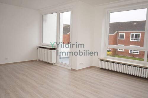 Wohnzimmer - 3-Zimmer-Wohnung mit Balkon - 82 m² Wohnkomfort in ruhiger Lage von Cuxhaven-Süderwisch