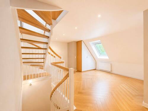 Flur + Treppenhaus OG - 