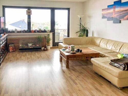 Wohnzimmer mit Balkon - 
