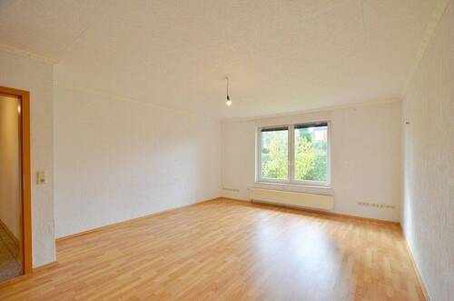 geräumiges Wohnzimmer - 4 Zimmer Bungalow zum Kaufen in Thulendorf