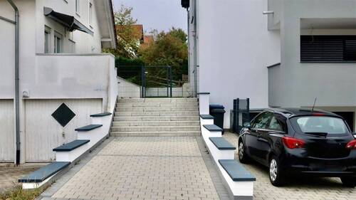 Stellplatz und Tor zum hinteren Garten - 