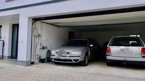 Hauseingang EG mit Doppelgarage - 