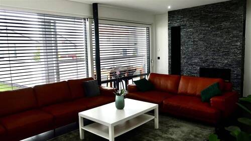 Wohnzimmer EG mit bodenebenen, 3-fach Fenstern - 