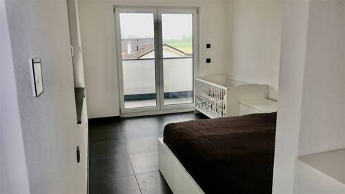 Elternschlafzimmer mit Zugang zum Balkon - 