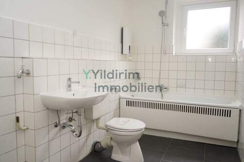 Badezimmer mit Badewanne - 