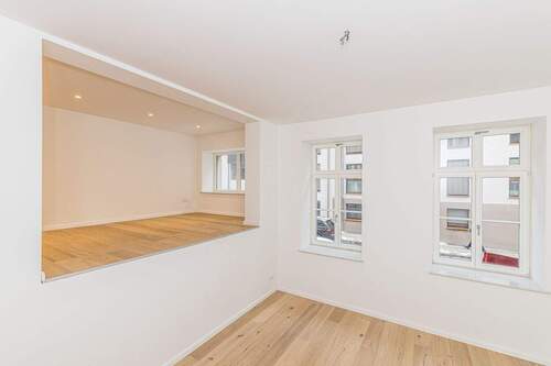 Wohnzimmer mit Gallerie - 4 Zimmer Etagenwohnung zum Kaufen in Leipzig