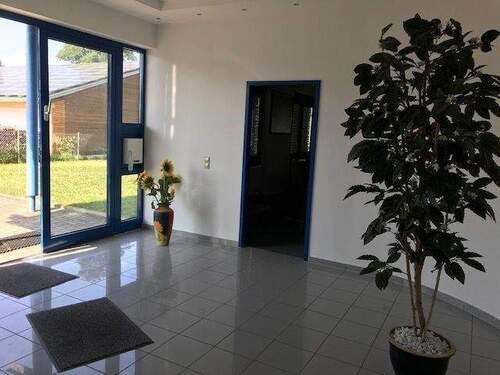 Foyer - Gewerbehalle mit Büro und Sozialbereich im Industriegebiet in Endingen