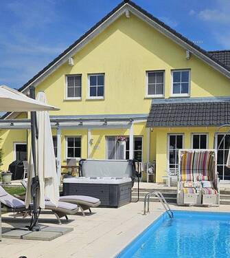 Bild 1 - Luxus-Oase am Waldrand: Modernes A + Effizienzhaus mit Pool und Top Bahnanbindung!