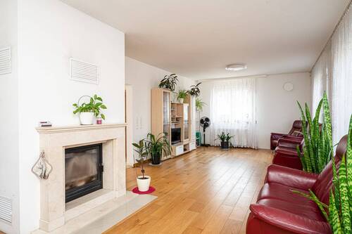 Wohnzimmer - 8 Zimmer Einfamilienhaus zum Kaufen in Berlin