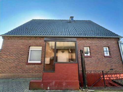 Seitenansicht mit Windfang und Kelleraußentreppe - 