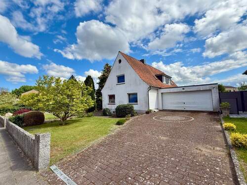 Straßenansicht 1 - 6 Zimmer Mehrfamilienhaus, Wohnhaus zum Kaufen in Lübeck
