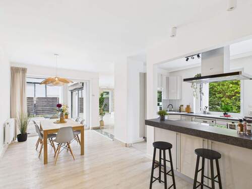 Wohn,- Ess,- Küchenbereich - 8 Zimmer Bungalow in Hamburg